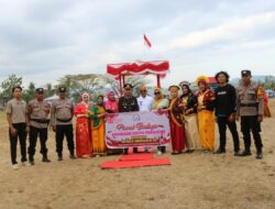 Bhayangkari Ranting Manggelewa Beri Warna di Pawai Budaya & Upacara Penurunan Bendera HUT RI ke-80