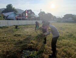 Bhabinkamtibmas Kelurahan Bugis melaksanakan gotong royong memperkuat kebersamaan meningkatkan kepedulian sosial