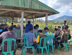 Bhabinkamtibmas Dampingi Petugas Registrasi dan Vaksinasi Hewan Ternak di Desa Binaan