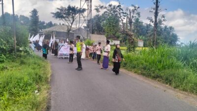 Polsek Kopang Amankan dan Kawal Pawai dalam Rangka Hultah YABADI ke-15, Pastikan Kelancaran dan Keamanan