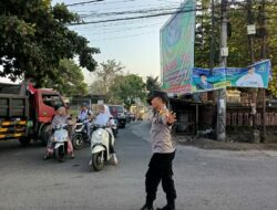 Polsek Pringgarata Gelar Pengaturan Lalu Lintas di Simpang Empat Alfamart Desa Pringgarata