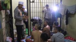 Polres Loteng Berbagi Untuk Para Tahanan di Malam Perayaan Maulid Nabi Muhammad SAW. ‎