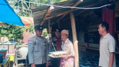 Polsek Sekotong Salurkan Bantuan Nutrisi Mantap di Dusun Bertong Barat