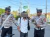 Personel Sat Lantas Amankan Pembawa Panah saat Rawan Pagi di Bima Kota