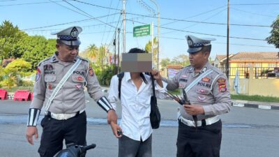Personel Sat Lantas Amankan Pembawa Panah saat Rawan Pagi di Bima Kota