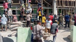 Personel Polsek Sape Gotong Royong Renovasi Masjid Bersama Warga