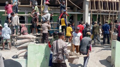 Personel Polsek Sape Gotong Royong Renovasi Masjid Bersama Warga