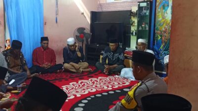 BHABINKAMTIBMAS DESA KALIMANTONG HADIRI KEGIATAN TAHLILAN WARGA, WUJUD KEPEDULIAN DAN KEDEDEKATAN DENGAN MASYARAKAT