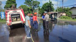 Tumpahan Solar di Gerung Utara, Polisi dan Damkar Bersinergi Amankan Jalan Raya