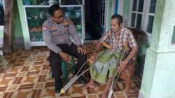 Polri Hadir untuk Masyarakat: Bantuan Tongkat Disalurkan di Desa Lembar Selatan, Lombok Barat