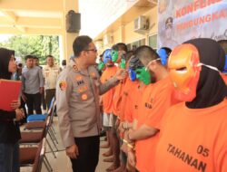 Pesan di Balik Topeng ‘Super Hero’ Para Tersangka Saat Konferensi di Polres Loteng. 