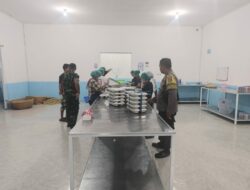 BHABINKAMTIBMAS DESA TERATAK DAMPINGI PENYALURAN PROGRAM MAKANAN BERGIZI GRATIS DI WILAYAH BINAAN