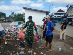 Bersama Warga, Babinsa Sesela Gerakkan Aksi Peduli Lingkungan