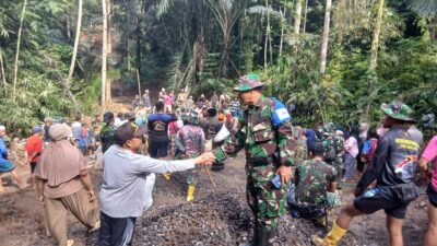 Dua Kades Kompak Turun Tangan Bangun Jembatan TMMD ke-126 Kodim 1606 Mataram