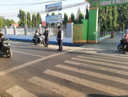 Sat Samapta Polres Bima Kota Laksanakan Gatur Lalin Pagi di Titik Rawan Macet dan Layani Anak Sekolah Menyeberang Jalan