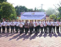 Polres Sumbawa Gelar Apel Pagi Istimewa, Kapolres Beri Penghargaan ke 53 Personel Berprestasi
