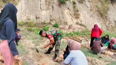 Babinsa dan Mahasiswa Undikma Sulap Halaman Desa Jadi Taman Asri