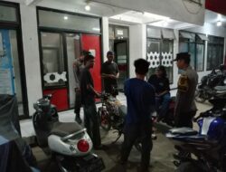 Jaga Situasi Aman, Personel Polsek Maluk Sambangi Tempat Nongkrong Warga saat Patroli Malam