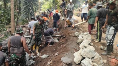 Satgas TMMD Ke-126 dan Warga Bangun Talud Penguat Jalan