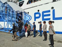 Polsek Kawasan Pelabuhan Laut Bima Laksanakan Pengamanan Kedatangan dan Keberangkatan Kapal KM. Awu di Pelabuhan Bima