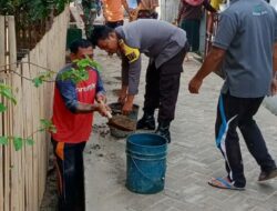 JAGA KEBERSIHAN LINGKUNGAN, BHABINKAMTIBMAS KELURAHAN SAMPIR GOTONG ROYONG BERSAMA WARGA