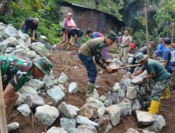 Perempuan Tangguh dari Giri Madia Ikut Bangun Talud TMMD