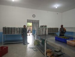 BHABINKAMTIBMAS DAN BABINSA DESA TERATAK LAKUKAN PENDAMPINGAN PENDISTRIBUSIAN MAKANAN BERGIZI GRATIS (MBG)