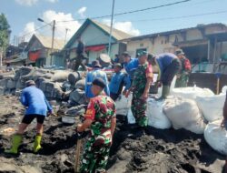 Babinsa dan Warga Bintaro Gotong Royong Pasang Geobag Penahan Gelombang