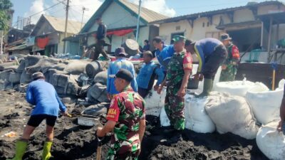 Babinsa dan Warga Bintaro Gotong Royong Pasang Geobag Penahan Gelombang