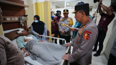 Kapolri Listyo Sigit Kunjungi Korban Ledakan SMAN 72 di RSI Cempaka Putih