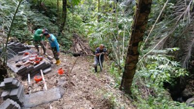 Satgas TMMD dan Warga Gotong Royong Salurkan Air Bersih