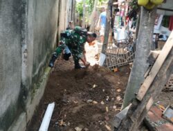 Antisipasi Banjir, Babinsa dan Warga Bersihkan Saluran Air