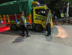 Personel Polsek Kawasan Pelabuhan Laut Tano Periksa Kendaraan di Pintu Keluar-Masuk Pelabuhan Poto Tano