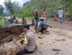 Longsor, Jalan Lintas Tente-Langgudu Terputus, Bhabinkamtibmas Polsek Monta dan Warga Buat Jalan Alternatif dan Bantu Para Pengendara