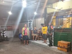 Babinsa Ajak Tukang Parkir Tingkatkan Kewaspadaan Lingkungan