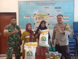 Bhabinkamtibmas dan Babinsa Dampingi Distribusi Bantuan Pangan di Desa Sekongkang Bawah