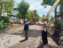 Polsek Prabar Kawal Giat Pengaspalan serta Pengerjaan Drainase Jalan Raya Bonder–Mangkung.