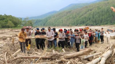 Polres Gayo Lues, Polsek Rikit Gaib dan Brimob bersama Warga Gotong Royong Siapkan Jembatan Darurat Pasca Banjir Bandang di Penomon Jaya
