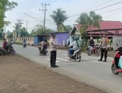 Rawan Pagi, Polsek Woha Laksanakan Pengaturan Arus Lalulintas di depan SMAN I Woha