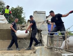 Gunakan Jembatan Sling Baja, Brimob Polda Aceh Bantu Salurkan Bantuan Logistik Untuk Masyarakat