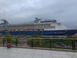 Kapal Pesiar Celebrity Millenium Bersandar di Gilimas