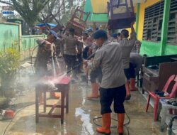 POLRI MELALUI BRIMOB POLDA SUMUT MEMBANTU PEMBERSIHAN PASCA BENCANA BANJIR YANG MERENDAM SMP NEGERI 1 TANJUNG PURA