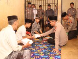 Kapolres Loteng Berbagi Makanan dengan Para Tahanan di Momen Tahun Baru 2026.