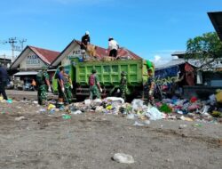 Sinergi TNI dan Warga Atasi Sampah Pasar Sesela