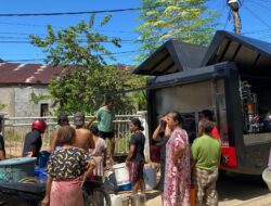 Brimob Polda Sumut Distribusikan Air Bersih ke Desa Sibuluan Nauli Pascabencana