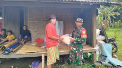 Pasca Banjir Sekotong, Babinsa Kawal Bantuan Warga Terdampak