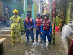 Banjir Rendam Sejumlah Ruas Jalan Jakarta, Brimob–Lantas–Polair PMJ Bergerak Cepat, Polri Siagakan 128.247 Personel Secara Nasional