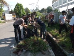 Gotong Royong Babinsa dan Desa Ciptakan Lingkungan Sehat