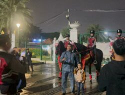 Polisi Berkuda Polsatwa Patroli di Monas, Warga Antusias hingga Foto Bareng