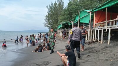 Libur Sekolah Aman, Babinsa–Bhabinkamtibmas Pantau Pantai